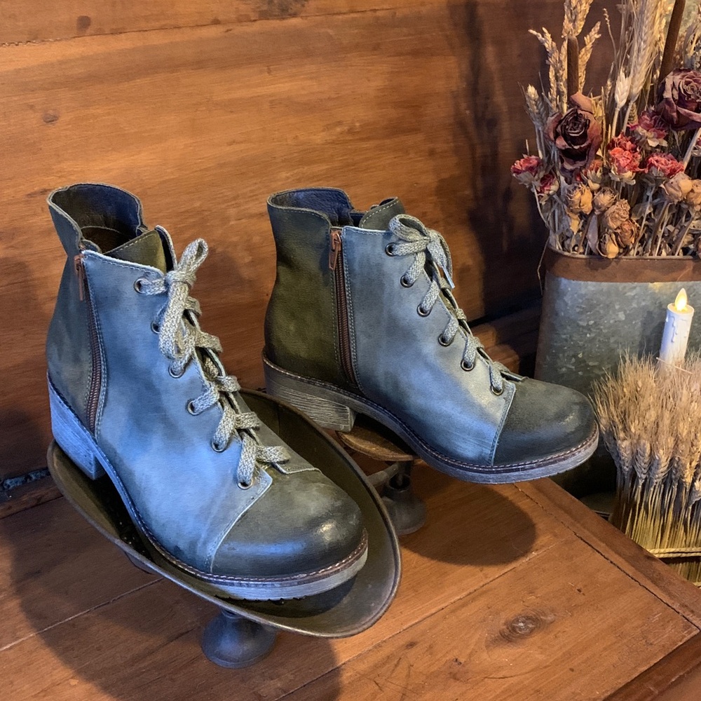NAOT GROOVY LEATHER & SUEDE LACE UP BOOTS NWT